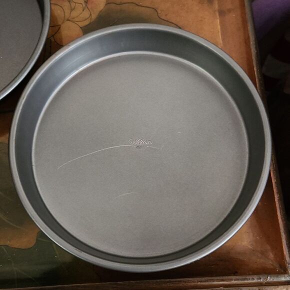 Wilton 9" Cake Pan Non Stick Set of 2 - Picture 7 of 12